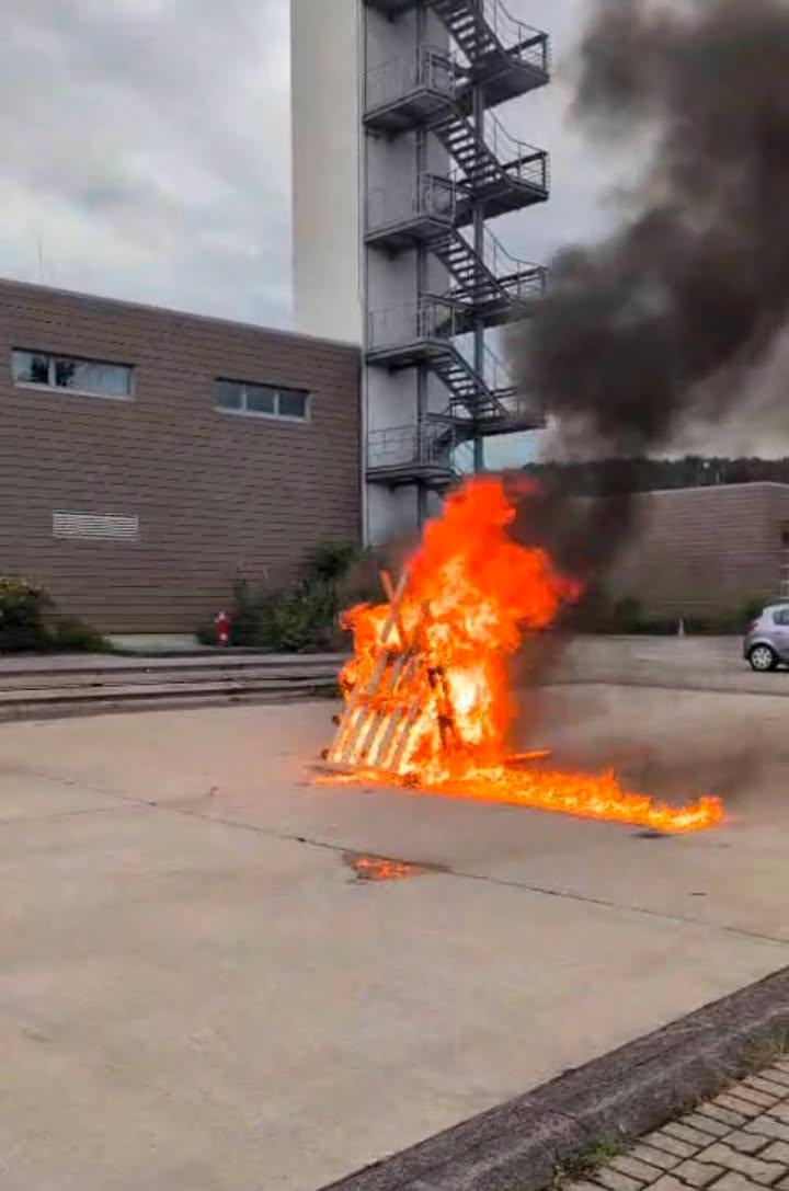 Spontane Brandbekämpfung während der Bewegungsfahrt beim Übungsdienst.

Zwei Kam...